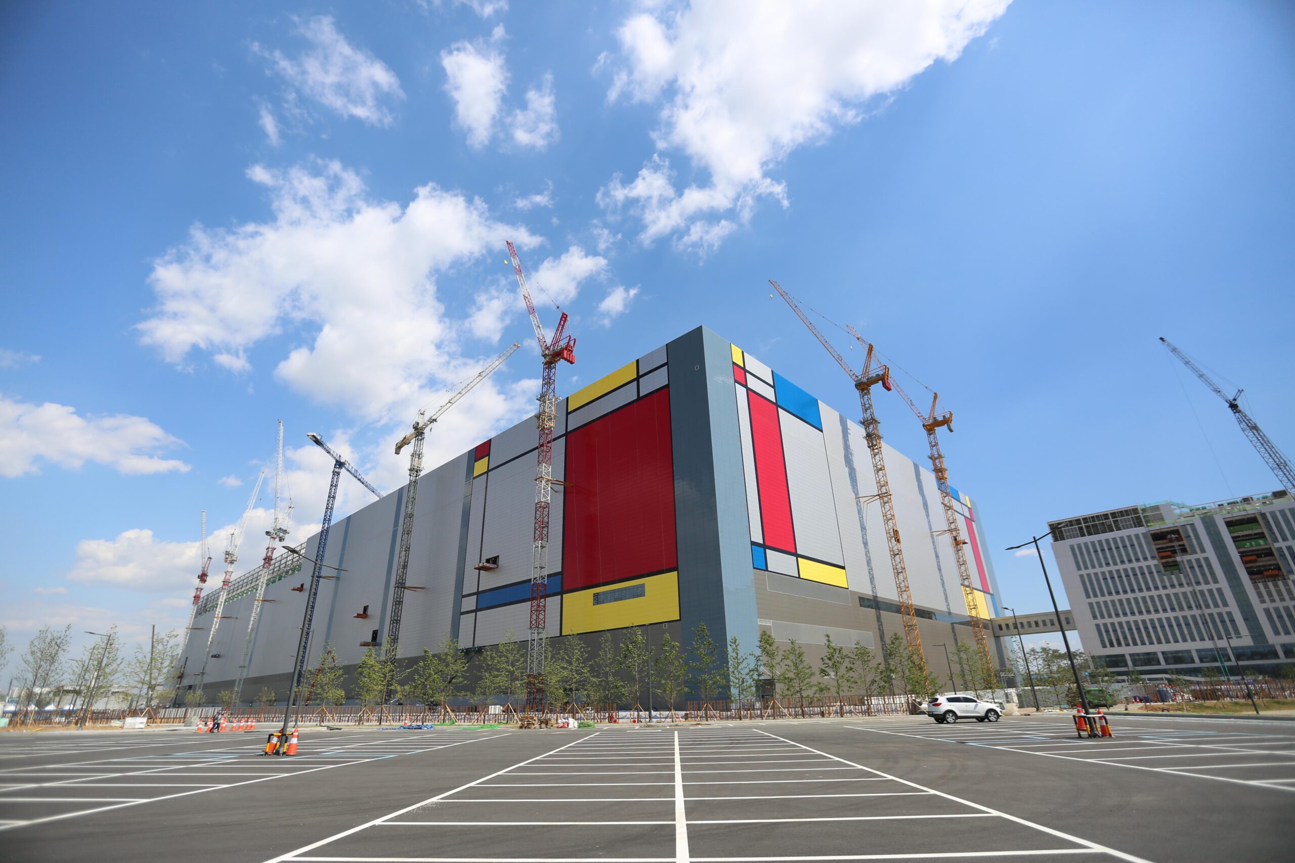 Samsung Factory Operations Face Growing Pressure in Seoul South Korea 2026 1 Samsung factory operations inside South Korea semiconductor manufacturing facility in 2026
