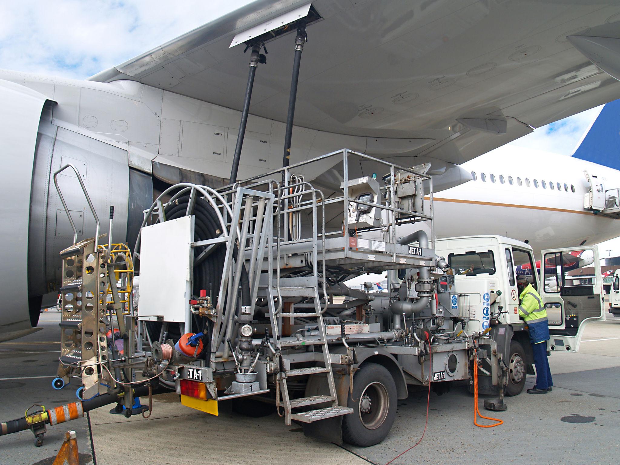 airline fuel cost crisis 2026 driven by rising jet fuel prices during aircraft refueling