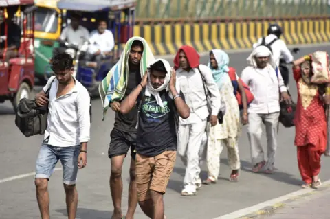 Rising Temperatures India Trigger Early Heat Alert Across Northern States New Delhi 2026 1 Rising temperatures India impacting pedestrians under strong afternoon sun