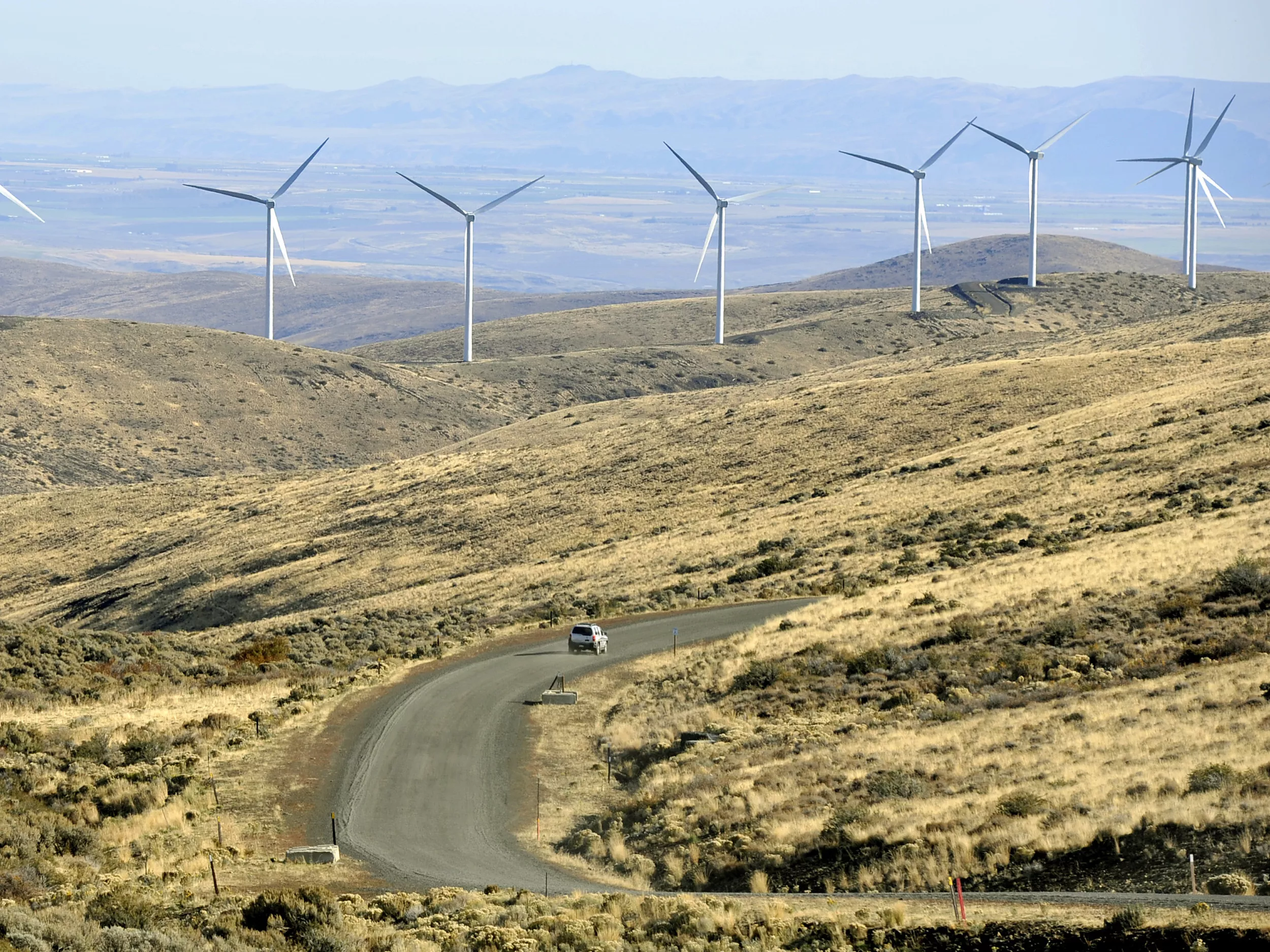 Microsoft Renewable Energy Strategy Powers Data Center Growth Redmond 2026 2 Solar farm supporting Microsoft renewable energy strategy clean power goals