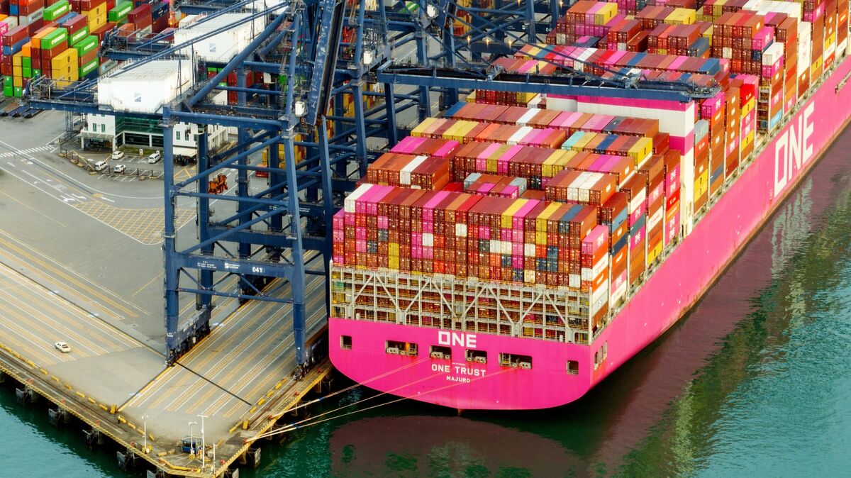 Global Trade Route Disruption Surges as Chinese Ships Halt in Hormuz 1 Global trade route disruption as oil tankers navigate the Strait of Hormuz amid rising tensions