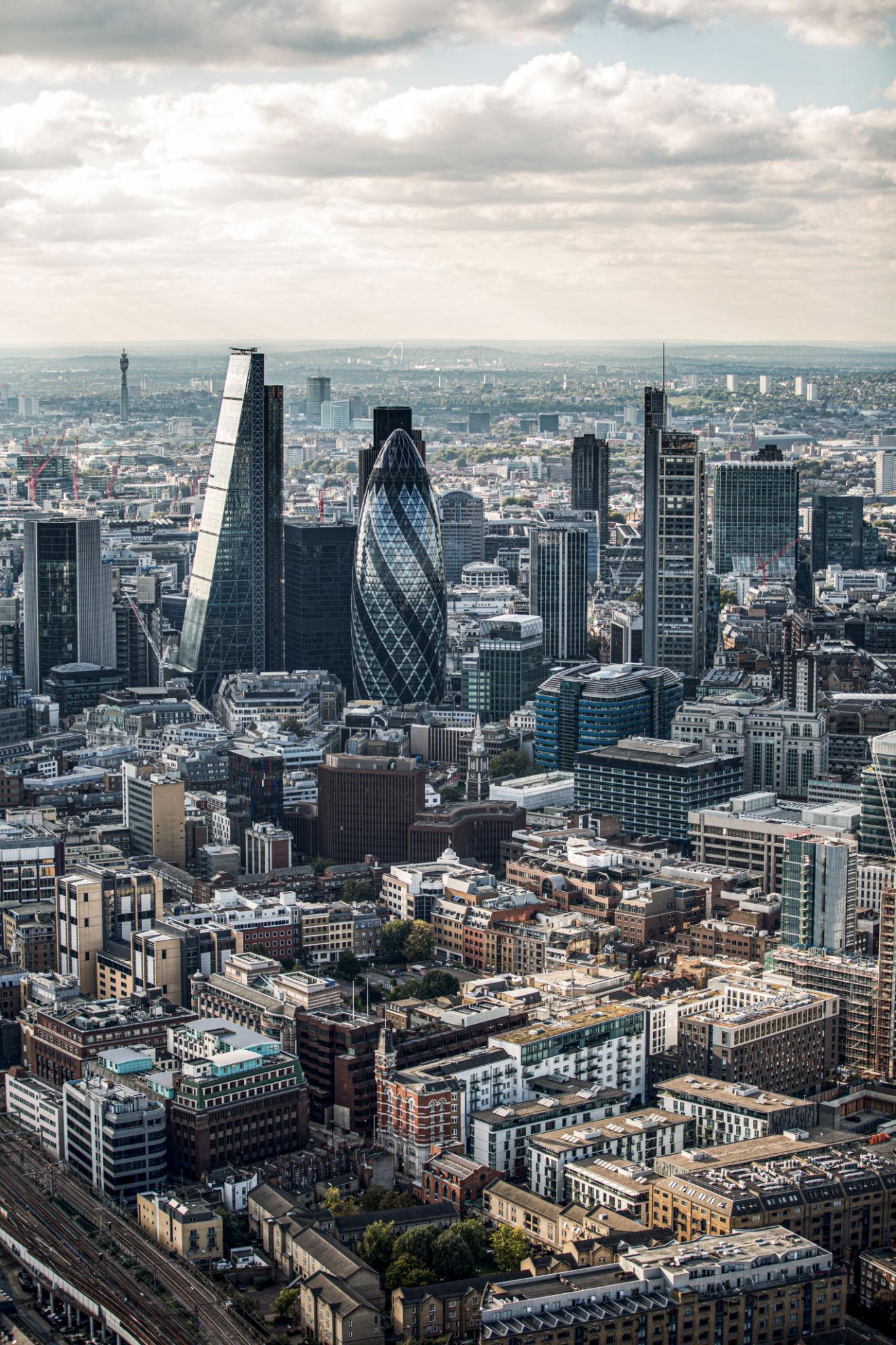 UK Shares Decline as Utilities and Miners Weigh on London Market 2 UK shares decline in London financial district market session