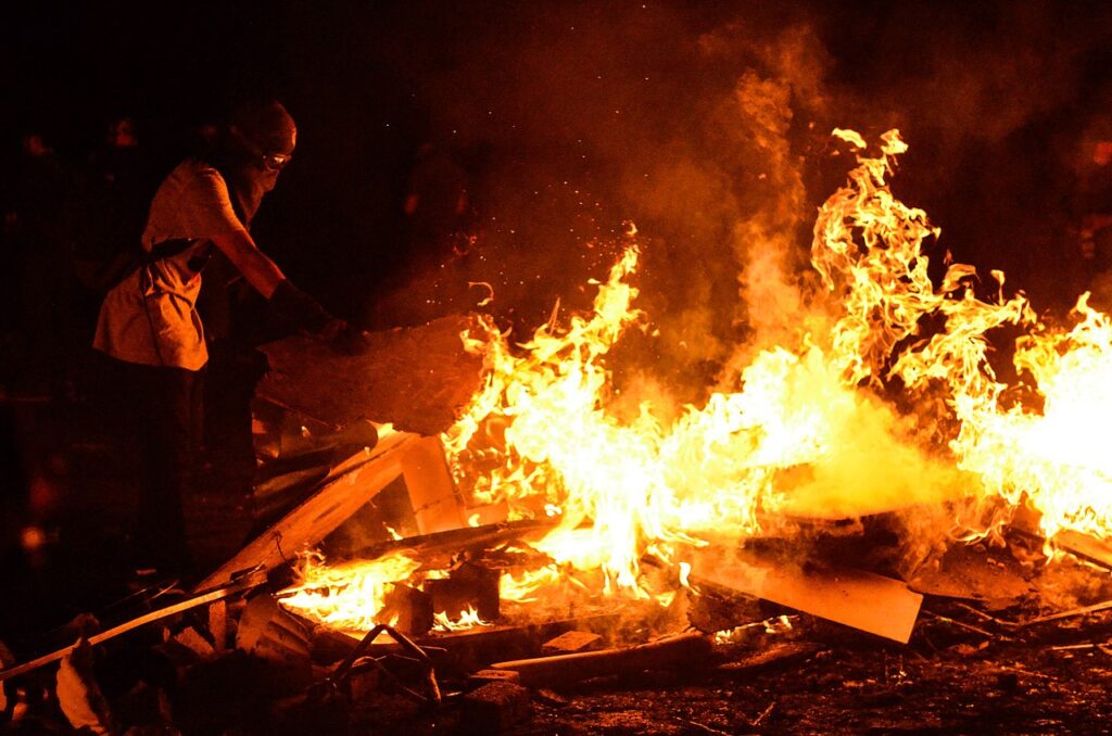 Libya: Protesters torch the Tobruk parliament building