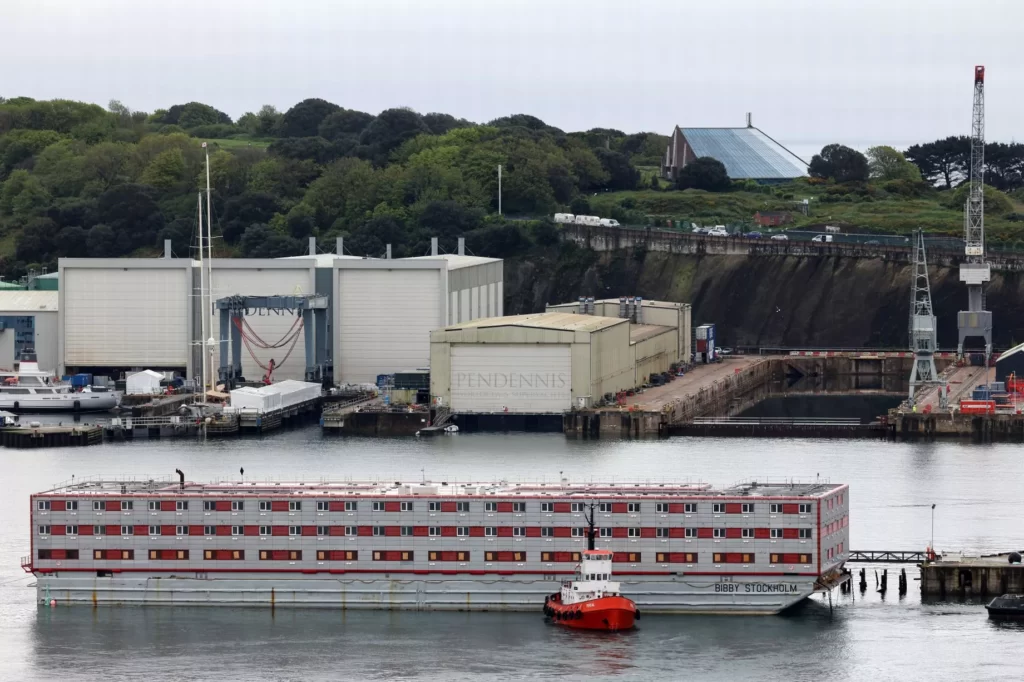 Barge to House Asylum-Seekers Arrives in UK as Parliament Passes Controversial Migration Bill