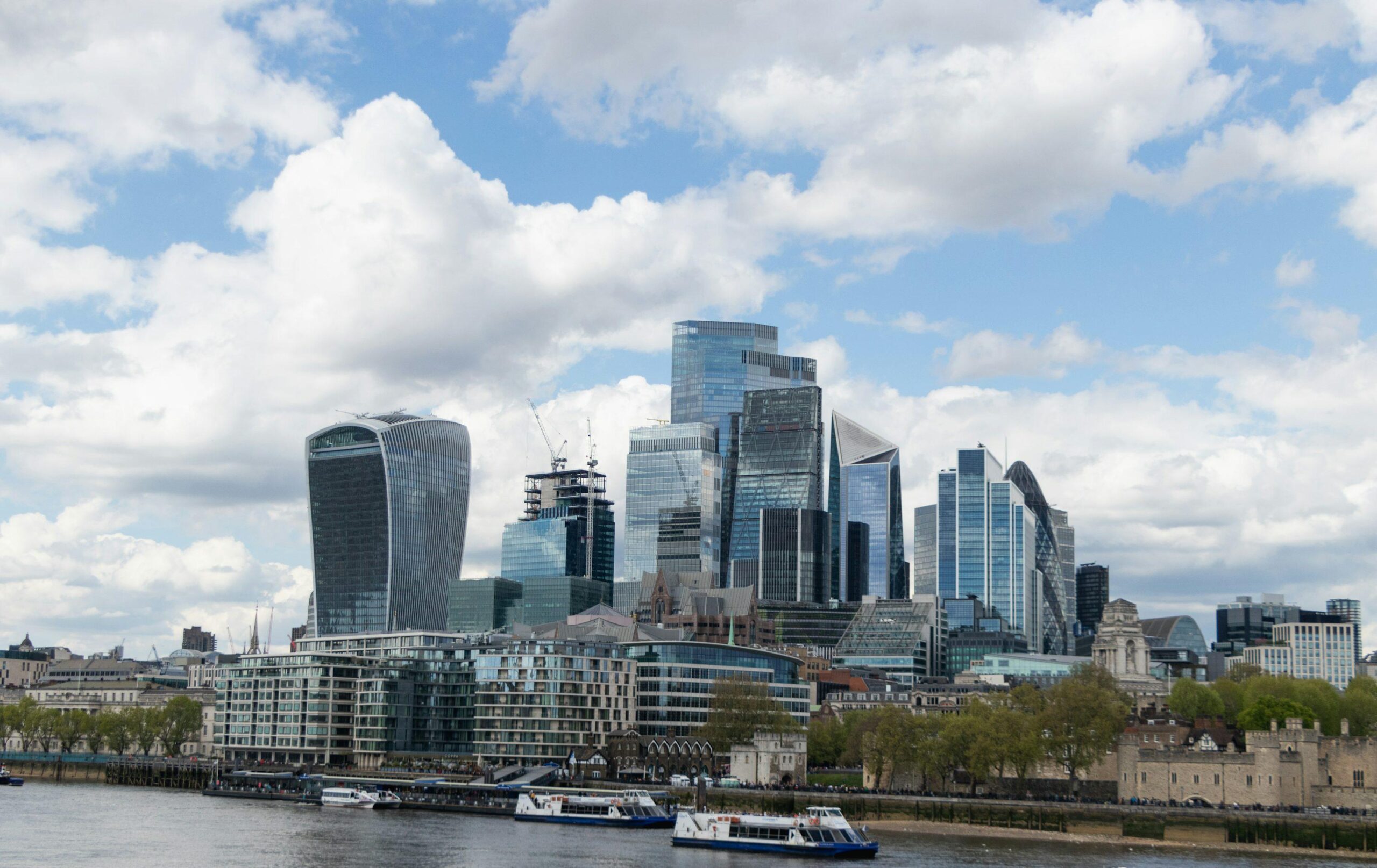UK Economic Outlook Brightens as Falling Oil Prices Boost London Markets in 2026 2 falling oil prices helping stabilize the UK economic outlook