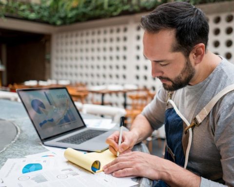 Entrepreneur preparing documents to register a limited company in the UK in 2026