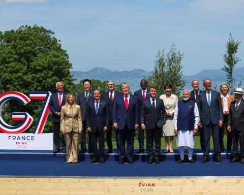 G7 leaders back Ukraine diplomacy