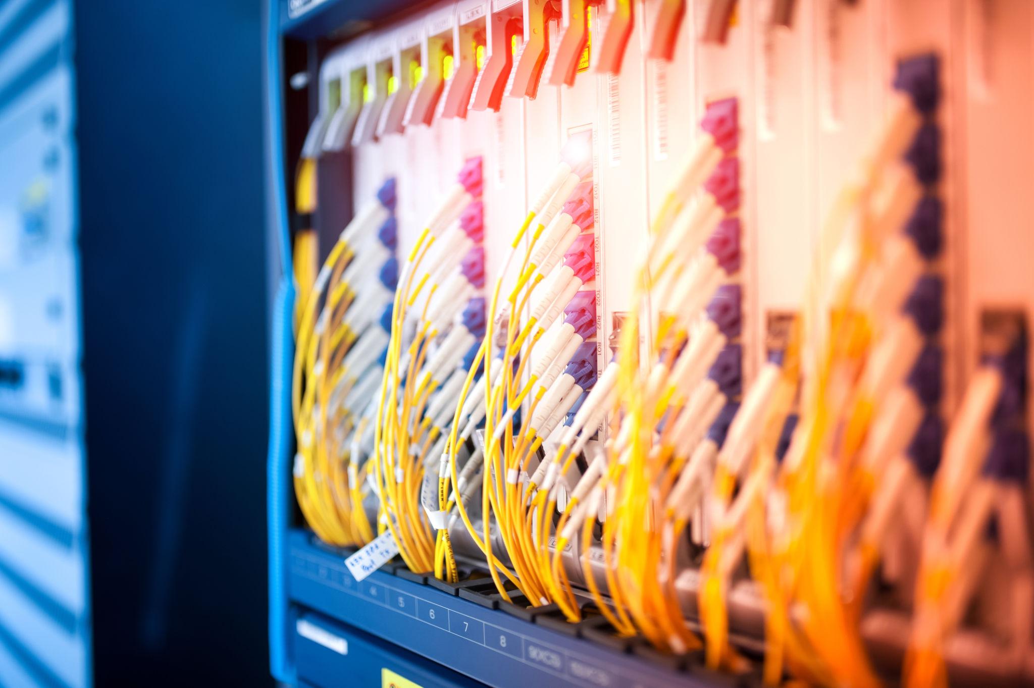 Data center connectivity optical fiber systems powering AI data centers