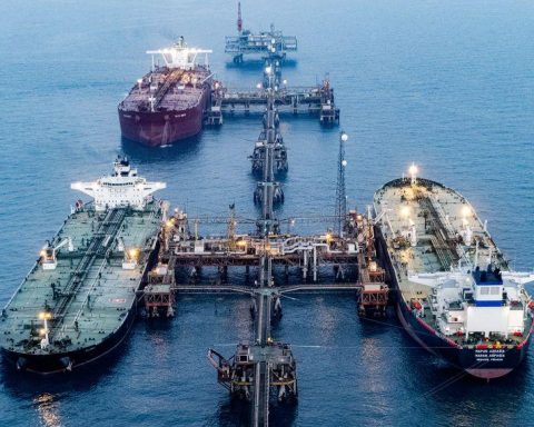 Oil shipping routes through the Strait of Hormuz as global energy markets monitor maritime traffic in 2026