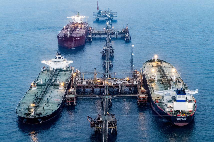 Oil shipping routes through the Strait of Hormuz as global energy markets monitor maritime traffic in 2026