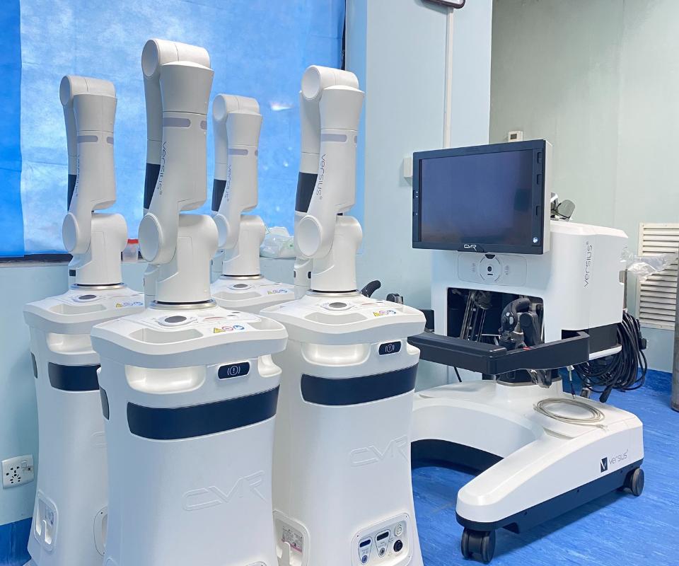 UK Surgeons Successfully Use AI-Assisted Surgery Tool During Live Operation 1 AI-assisted surgery technology supporting surgeons in a UK operating room
