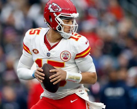 Patrick Mahomes vs Dak Prescott contract record deal