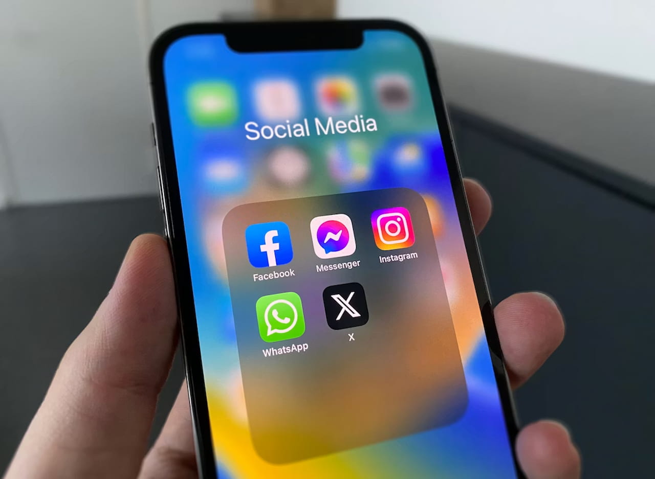 UK considers forcing social media to prioritise news