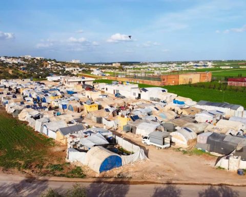 Migrants flee South Africa in camps