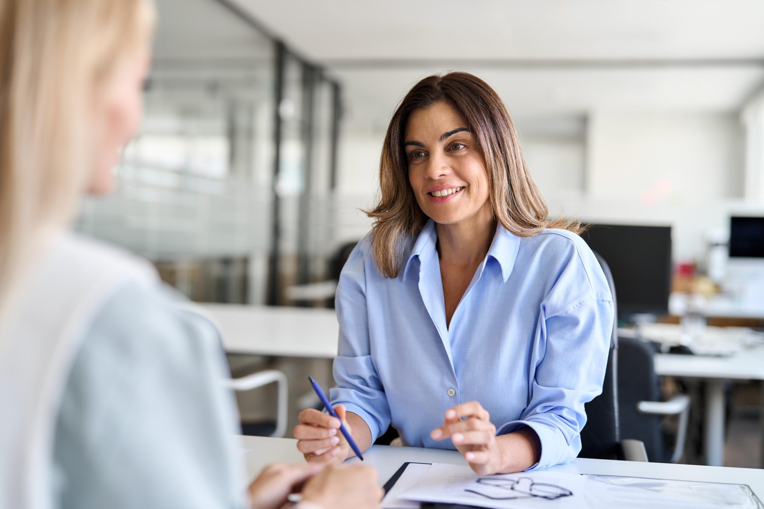 Business adviser discussing UK contractor company registration with a freelancer