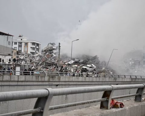 Mexican soldiers searching for survivors after Venezuela earthquake