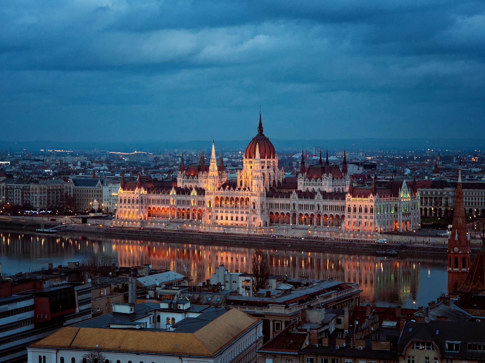 Hungary launches probe into Ukrainian cash seizure at parliament