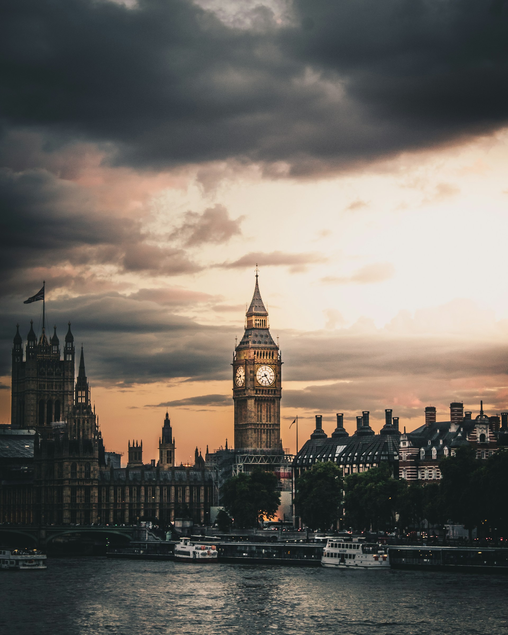 London FTSE 100 Index Falls To Two Week Low As Banking Plus Energy Stocks Decline 1 Trading floor in London