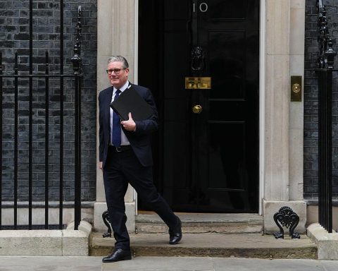 Keir Starmer resignation discussion continues outside the Palace of Westminster in London