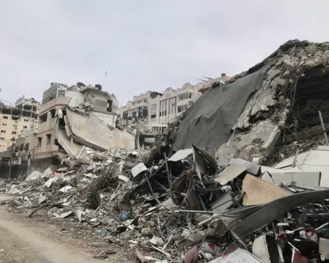 International rescue teams in Venezuela twin quakes