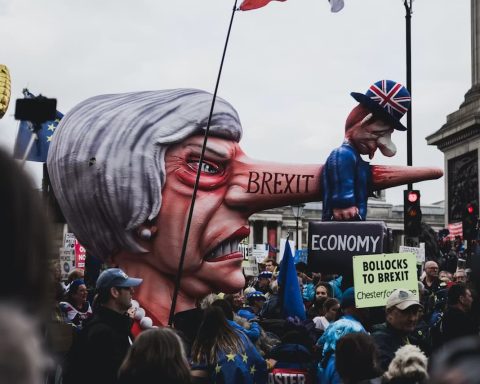 Irish Sea customs checkpoint displaying Northern Ireland Brexit trade impacts