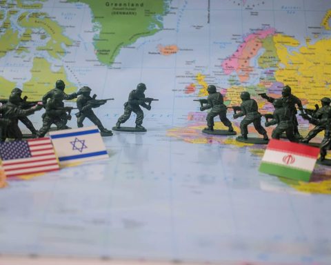 US-Iran peace talks postponed mural