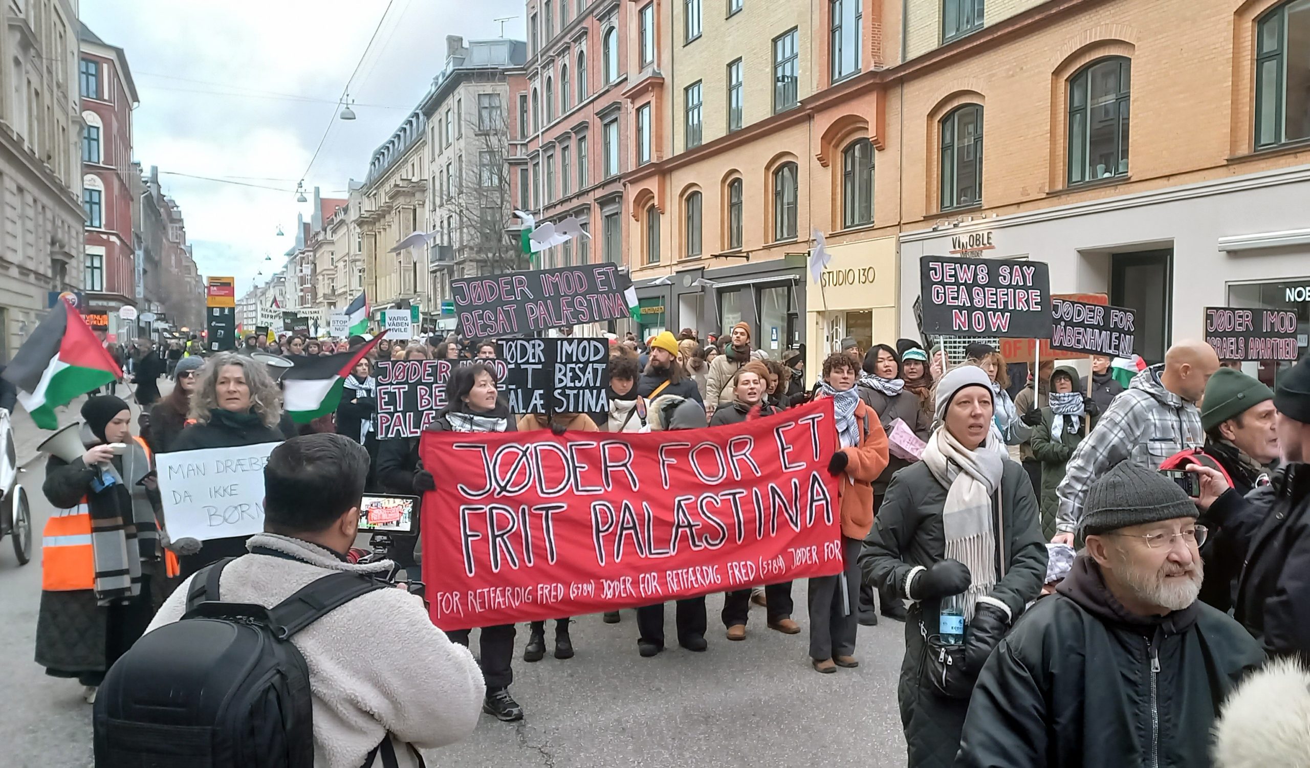 Protesters at illegal settlement sales UK synagogue