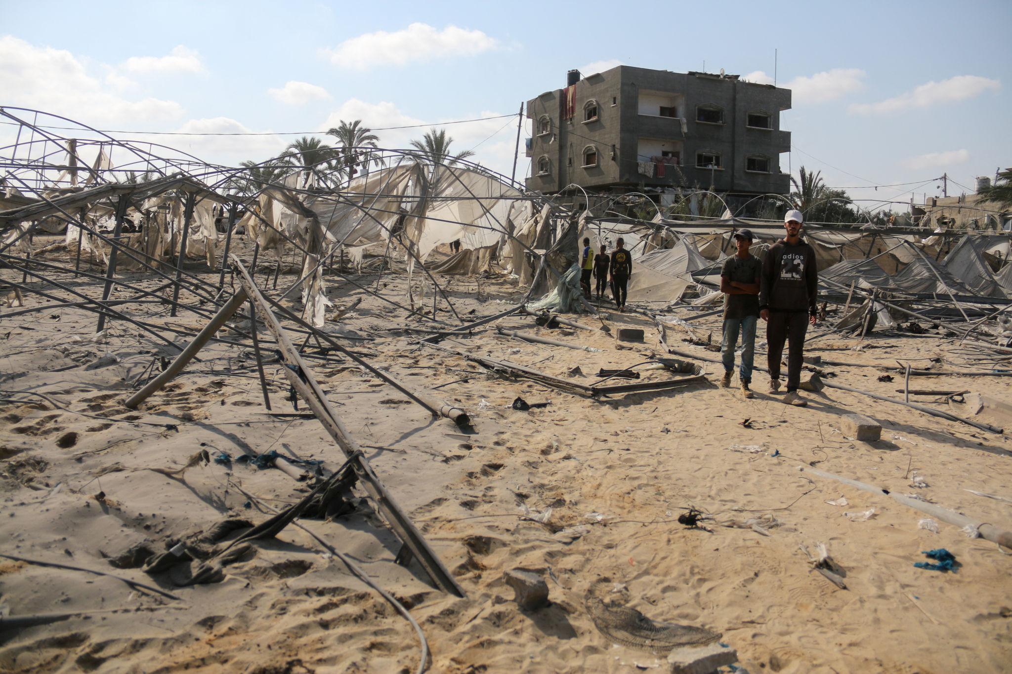 Middle East ceasefire debate as smoke rises after airstrikes in conflict zone