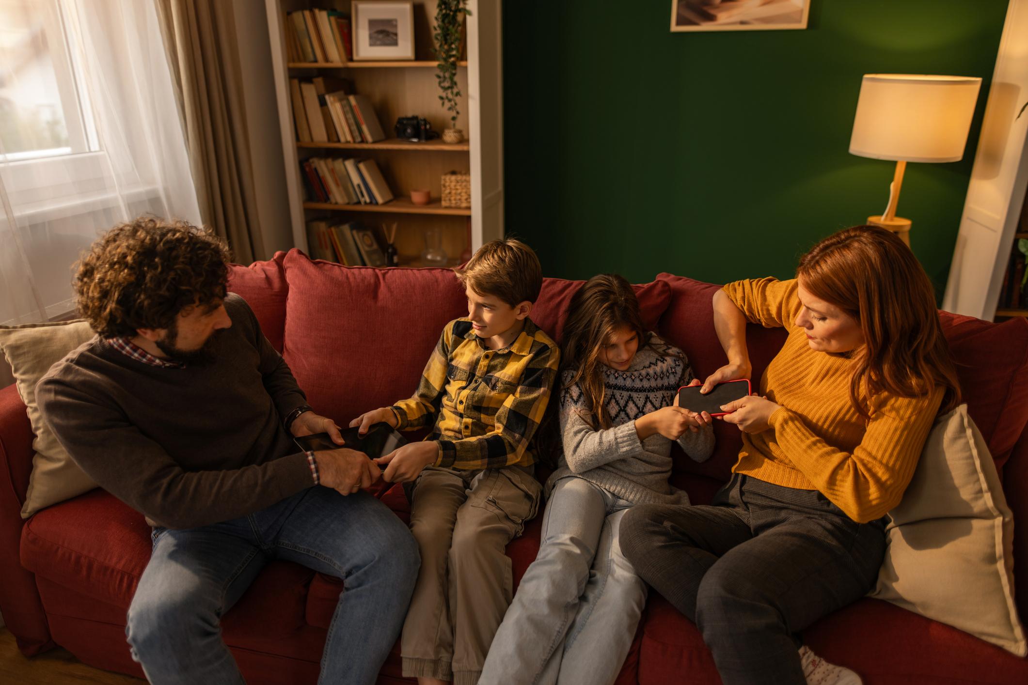 Children online safety debate grows in Prague 2026 3 European families discuss children online safety