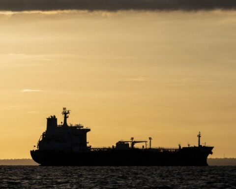 Maritime security threat shown on map of Strait of Hormuz and global oil routes