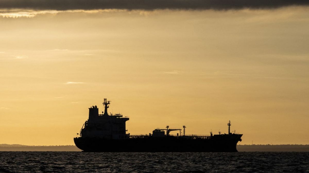 Maritime security threat shown on map of Strait of Hormuz and global oil routes