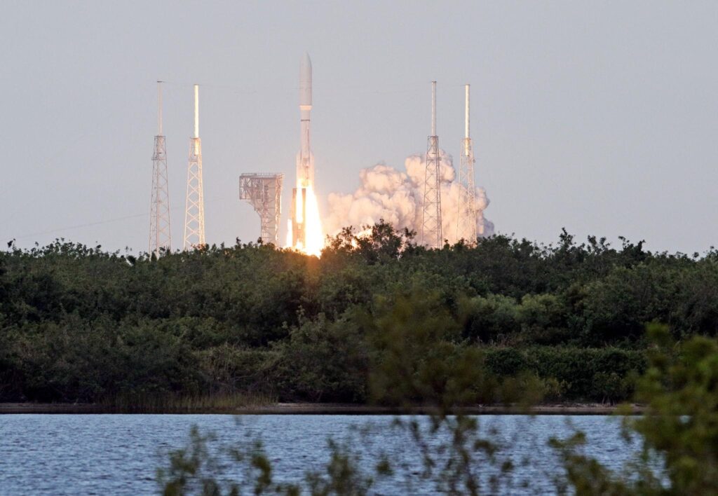 SpaceX Starlink services testing satellite phone connectivity