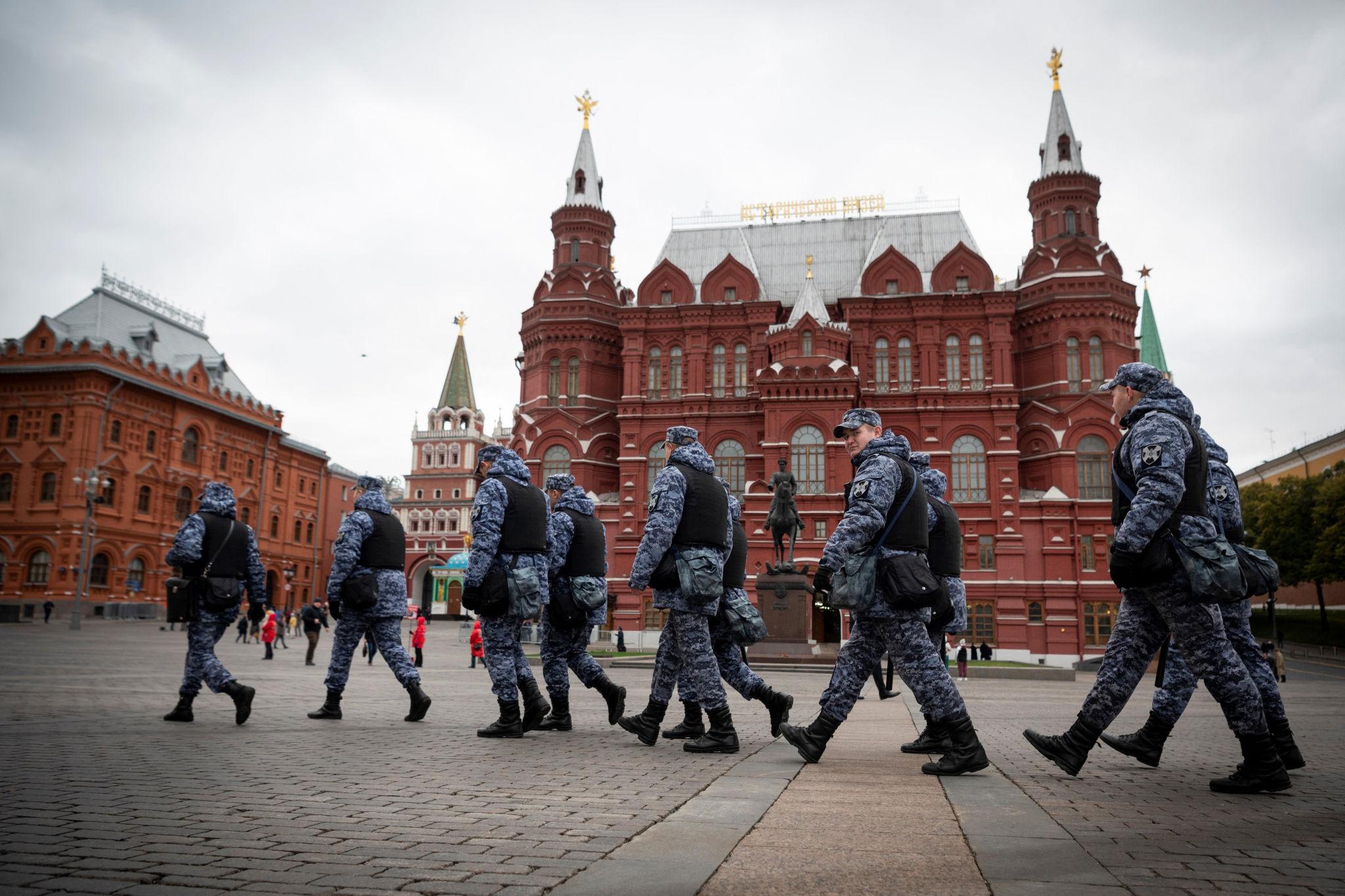 Moscow Locked Down as Putin Holds Tense Victory Parade Amid War Pressure in 2026 4 Security personnel deployed during Russia security concerns at Red Square