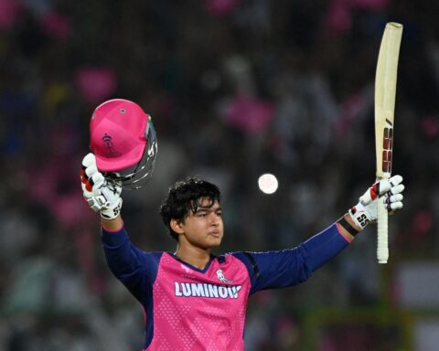 Fans react during intense IPL playoff race in Mumbai