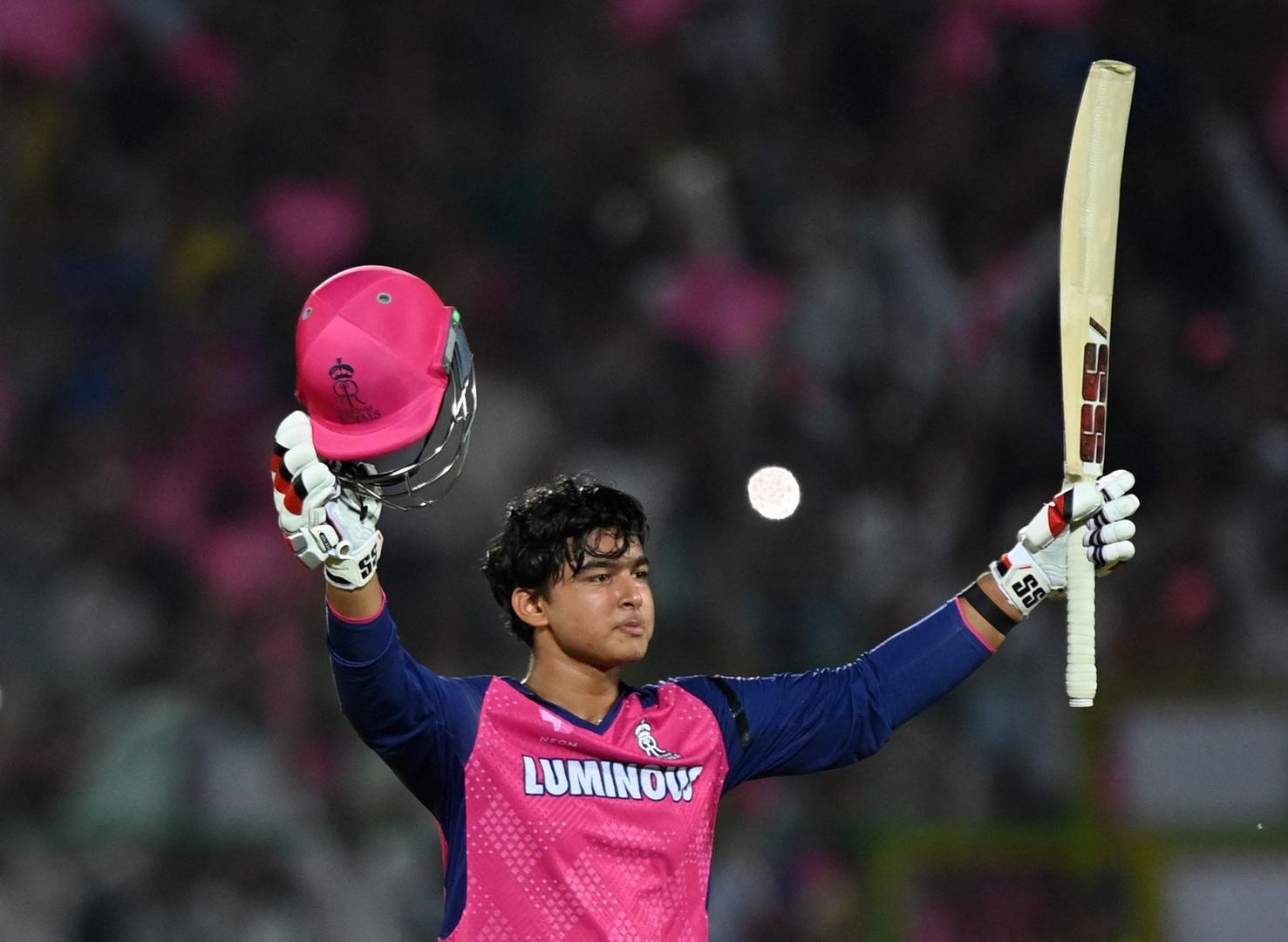 Fans react during intense IPL playoff race in Mumbai
