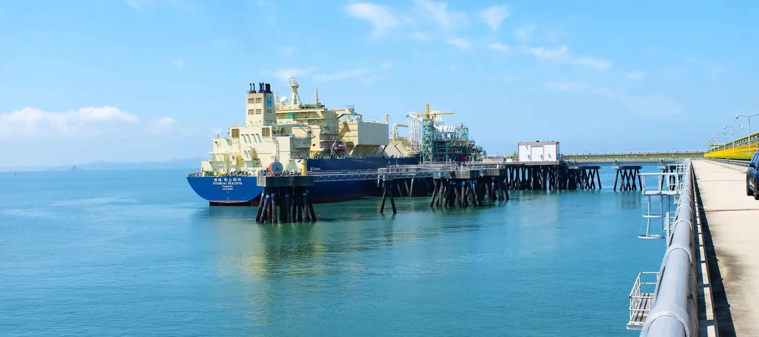 Russia LNG Asia Pacific Trade Gains Focus as Moscow Eyes Shift From Europe 2026 1 Russia LNG Asia Pacific trade tanker loading liquefied natural gas at Russian Arctic export terminal