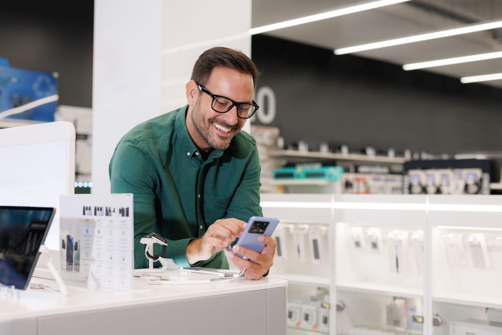 China Premium Phone Sales Jump 20% in Q1 as Flagship Demand Rebounds 2 China premium phone sales rising in busy urban technology retail store