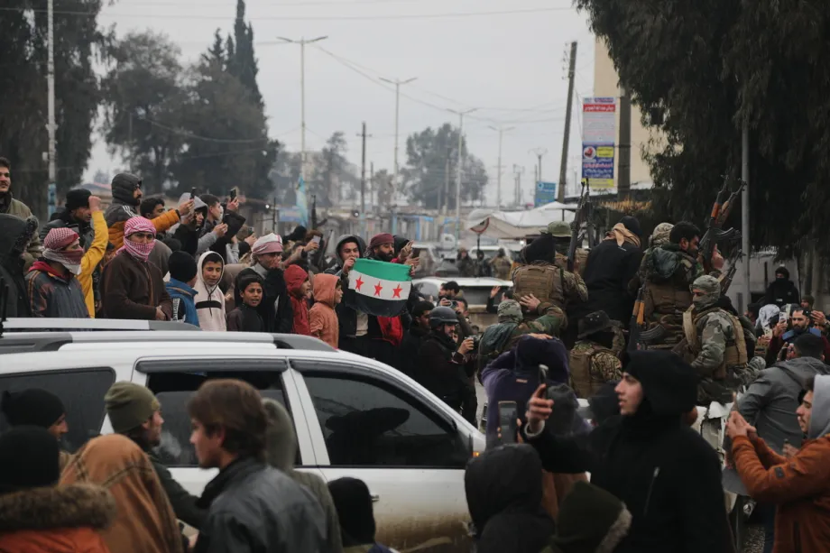 Syria conflict news captures military patrols in Damascus streets