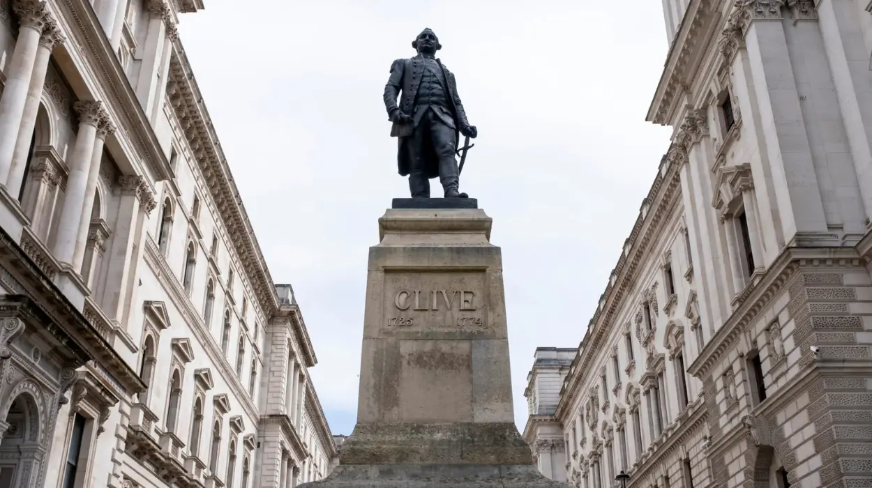 Baroness Debbonaire demands Clive of India statue removal