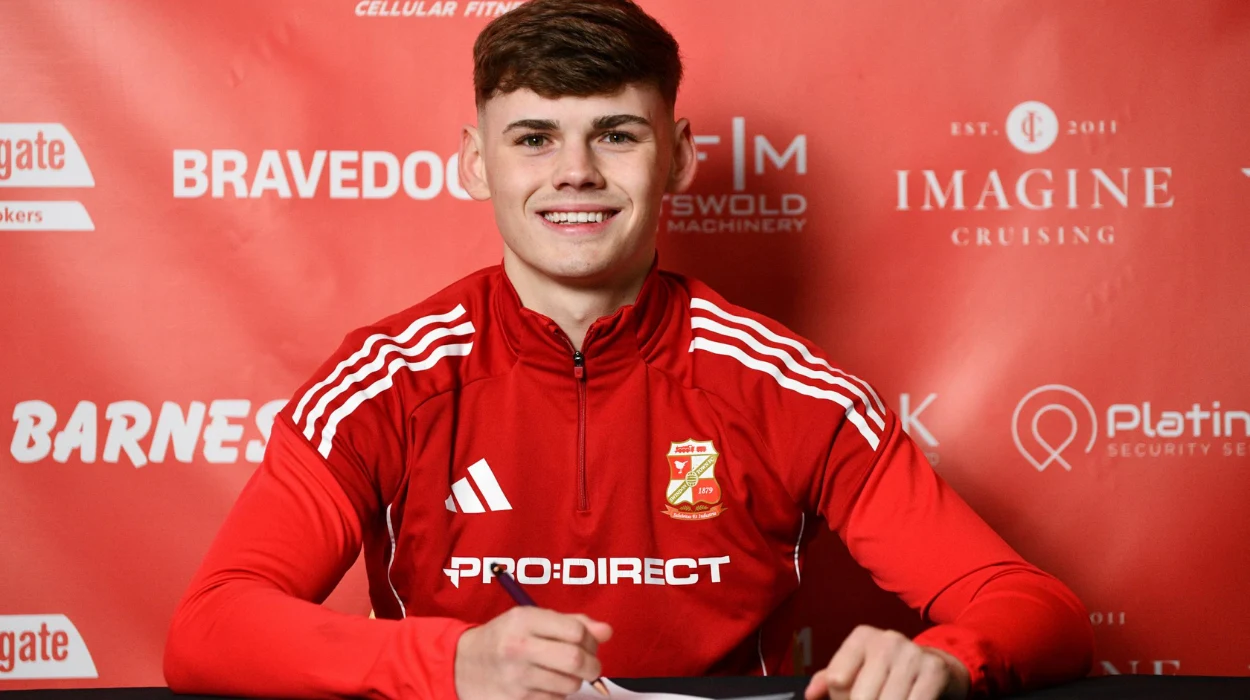 Ben Middlemas signs two-and-a-half-year contract with Swindon Town