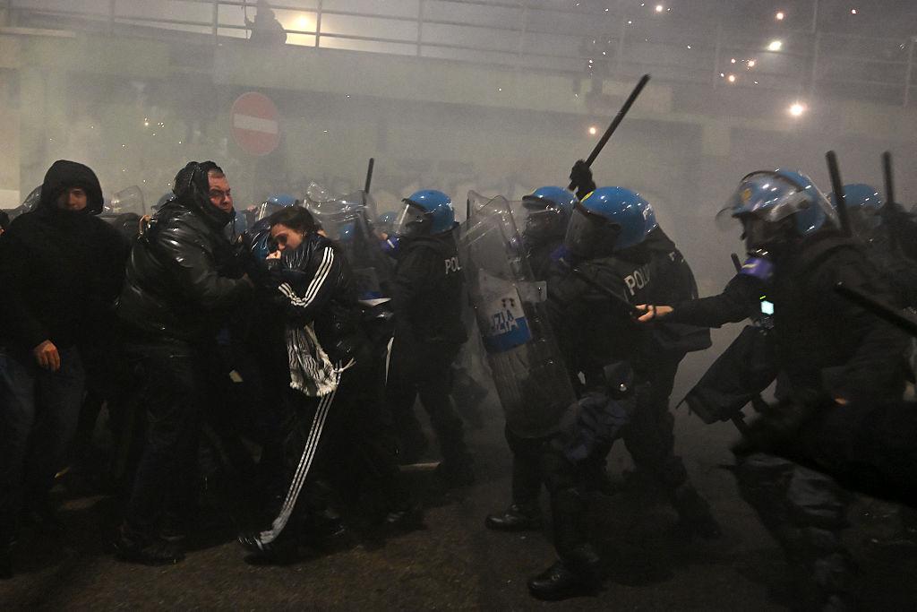 Italian police clashes involving hooded protesters in Milan
