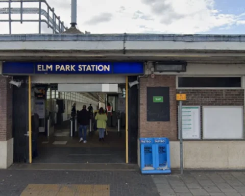 CCTV footage shows attempted bag robbery in Havering