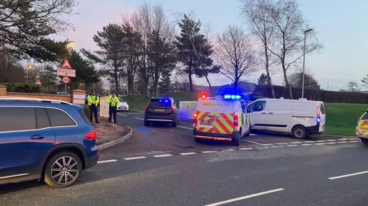 Carmarthen school locked down by police as kids kept inside after 'threat to pupil'