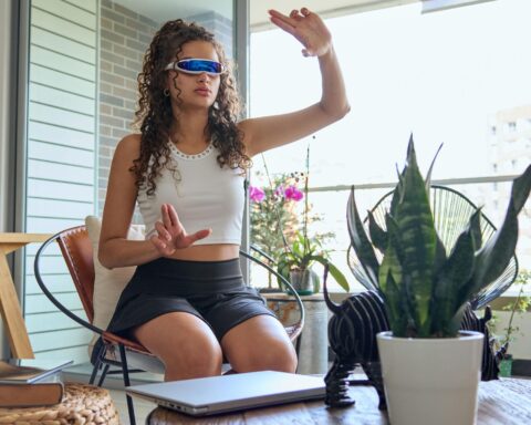 smart eyewear industry analysis highlighting augmented reality glasses features