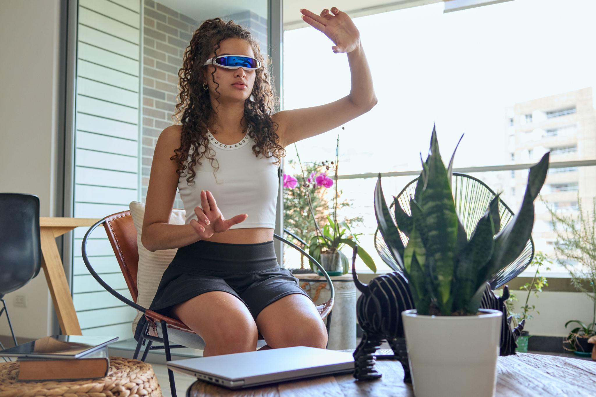 smart eyewear industry analysis highlighting augmented reality glasses features