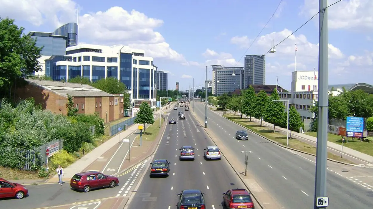 Driver flees after M25 crash near Heathrow, road closed 90 mins