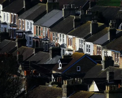 Economists predict interest rates stay at 4% until 2026