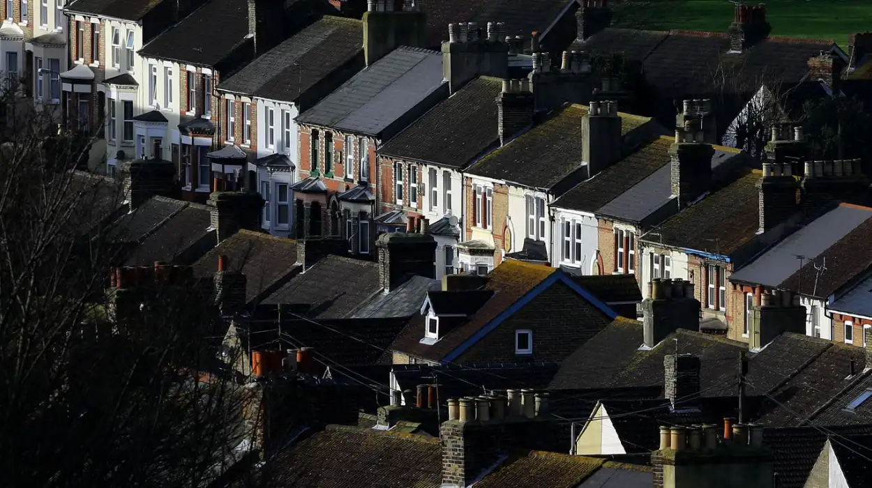 Economists predict interest rates stay at 4% until 2026