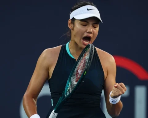 Emma Raducanu wins first set as rain delays Hobart International