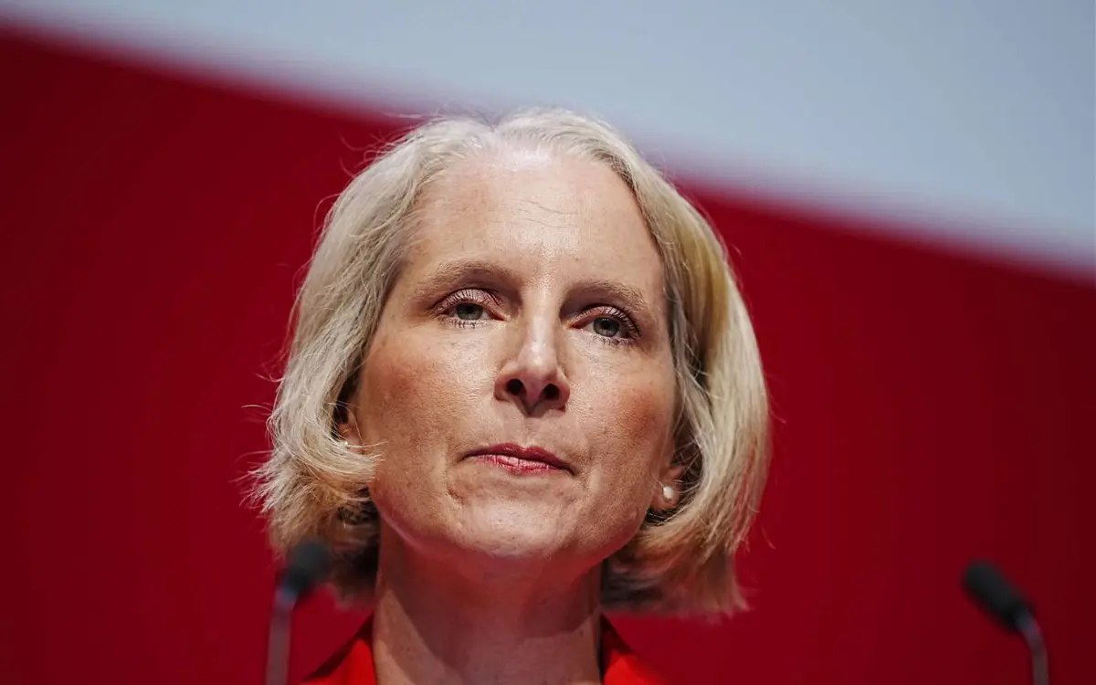 Emma Reynolds apologises to victims over inquiry handling